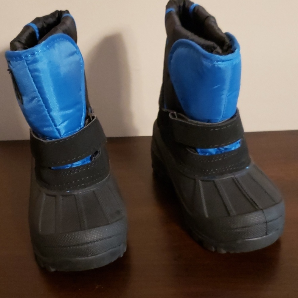 Boys little blue snow boots size 9 m.